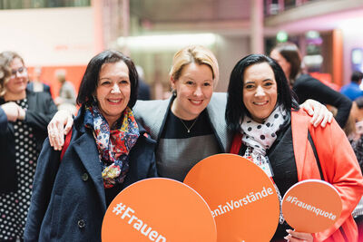 Zusammen mit Franziska Giffey (Mitte) und Yvonne Sarther (rechts) habe ich diese Woche für Frauenrechte gekämpft.