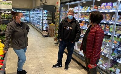 Im Gespräch mit Janine Diener (Edeka) und Kröppens Bürgermeister Steffen Schwarz.