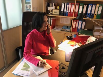Angelika Glöckner im Abgeordnetenbüro am Bürgertelefon