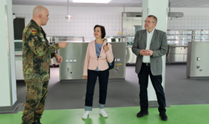 Angelika Glöckner mit Joe Weingarten in der Niederauerbachkaserne.