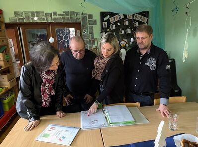 Französischfachkraft Christelle Dahlem erläutert das Französisch-Diplom