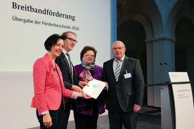 Mit Bundesminister Dobrindt, Michael Schieler und Anita Schäfer, MdB bei der Übergabe der Förderbescheide