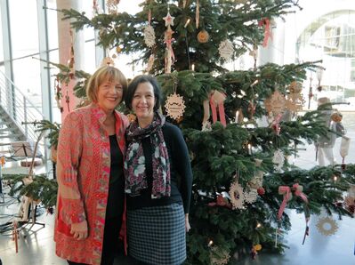 Vor dem Weihnachtsbaum der Lebenshilfe mit Ulla Schmidt